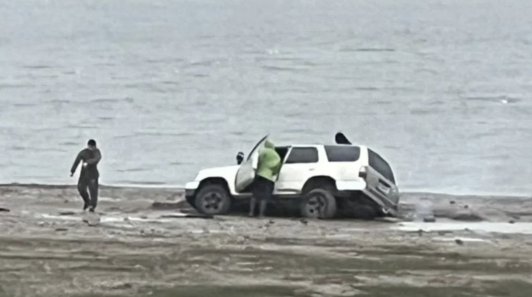 Otra vez un vehículo quedó enterrado en el lecho del lago San Roque